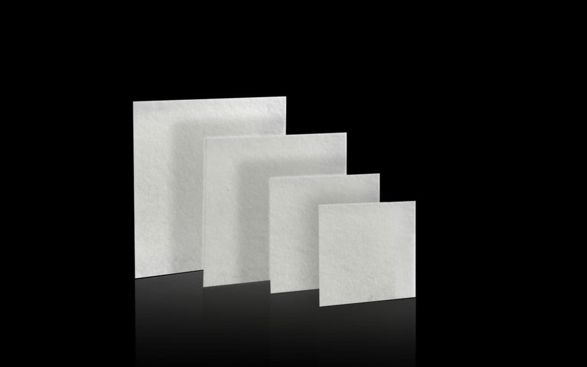 Absorber mat for pleated filter