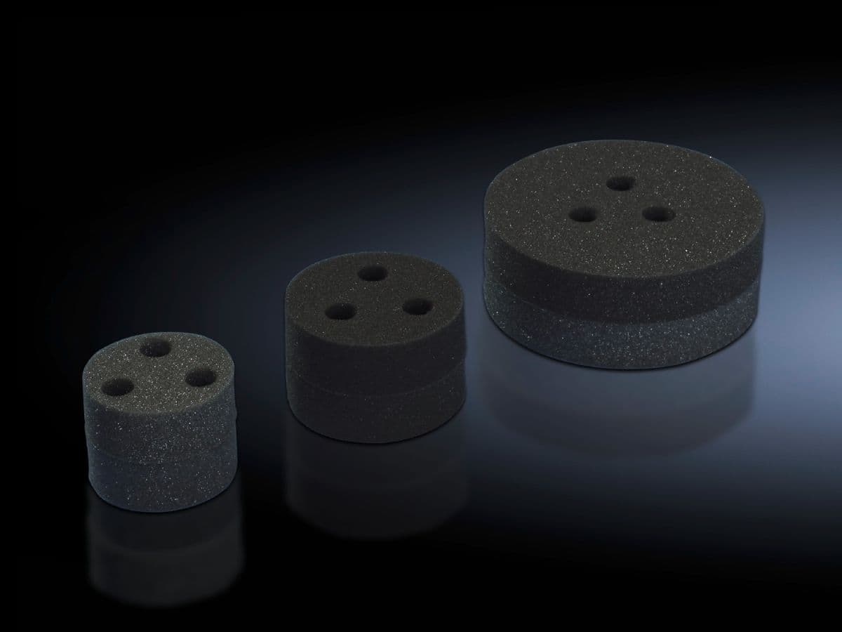 Stoppers for roof-mounted cooling units and roof-mounted air-water heat exchangers